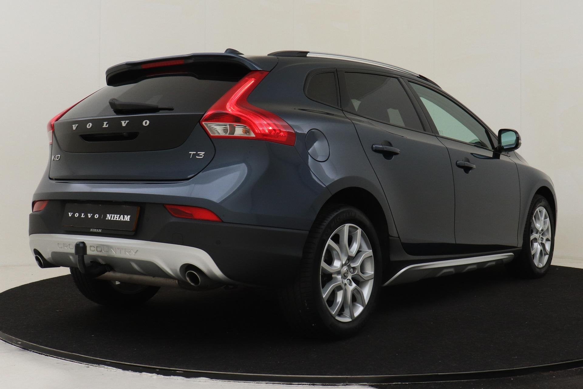 Volvo V40 CROSS COUNTRY T3 AUT. POLAR+ LUXURY -PANO.DAK|HARM, 12 maanden, Euro 6, 4 cilinders, Blauw