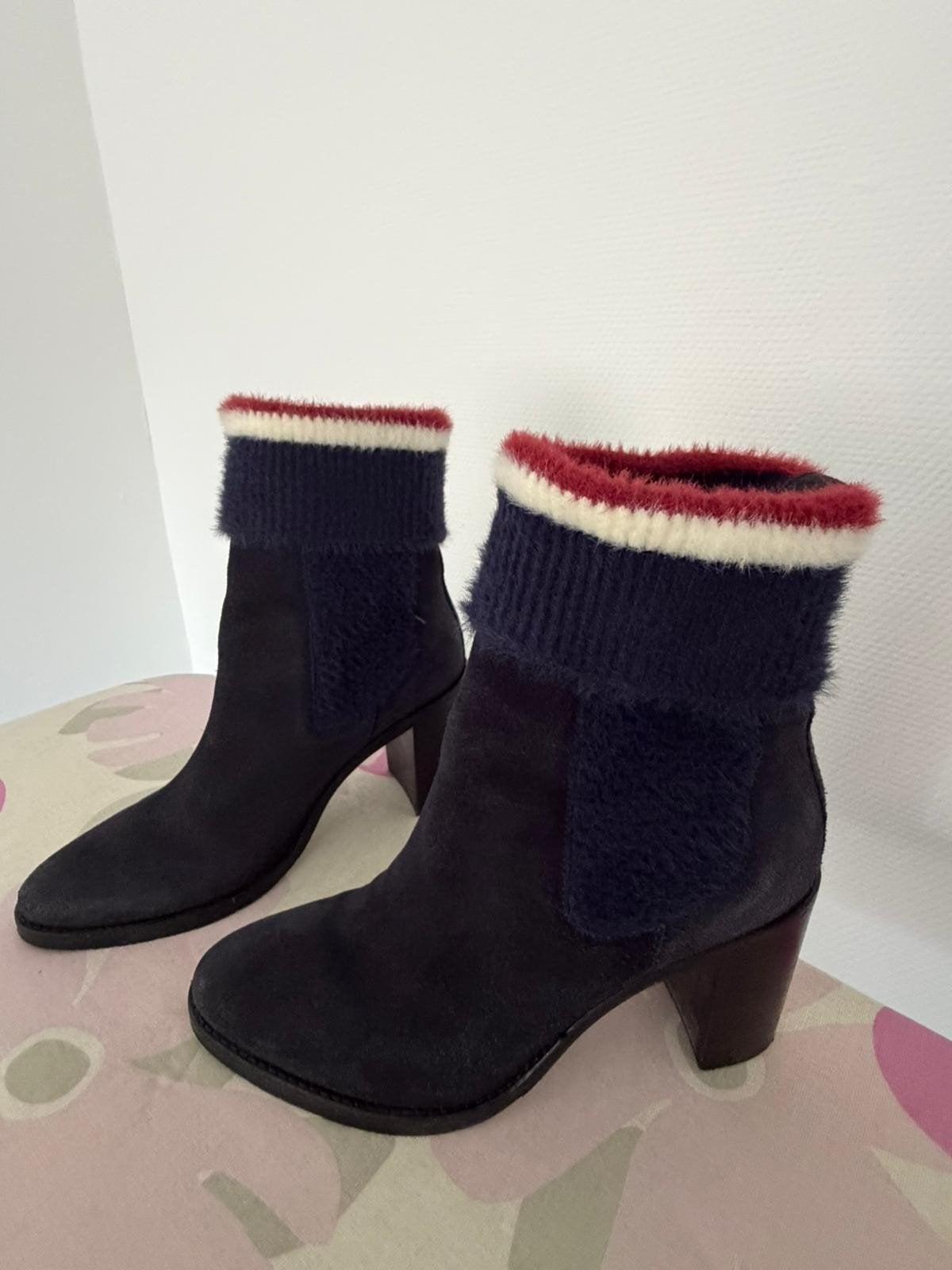 Tommy Hilfiger suède enkellaarzen met gebreide boord, Kleding | Dames, Schoenen, Blauw, Lage of Enkellaarzen, Ophalen of Verzenden