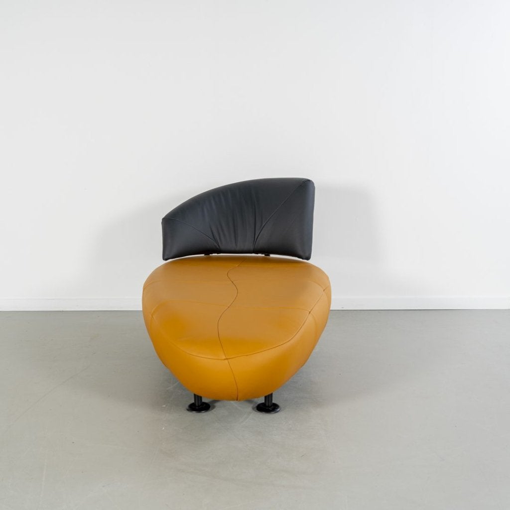 Leolux Kikko Chaise Longue Fauteuil Zwart/Maïsgeel Leer, Huis en Inrichting, Banken | Bankstellen, Niet ingevuld, Zo goed als nieuw
