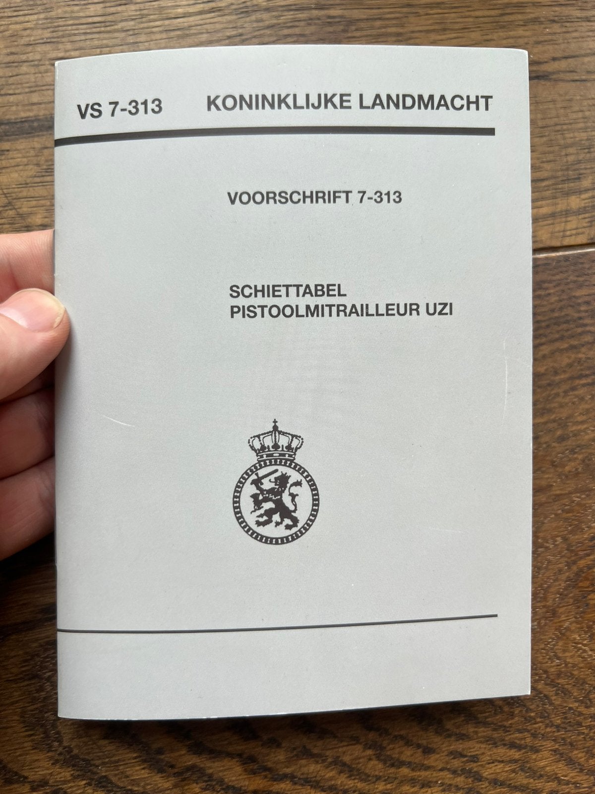 KL Defensie schiet tabel MAG FAL Uzi 9 mm pistoolmitrailleur, Verzenden, Nederland, Embleem of Badge, Landmacht