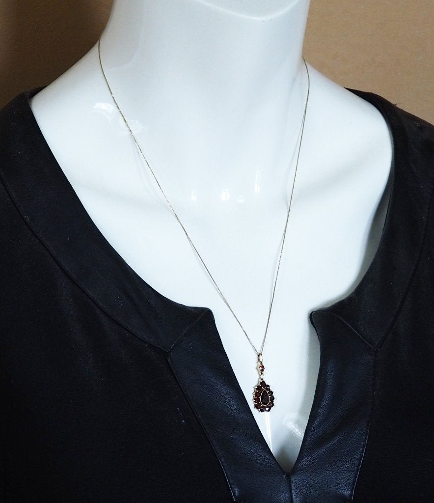 14 krt gouden ketting met granaten hanger, ., Ophalen of Verzenden, Zo goed als nieuw, .