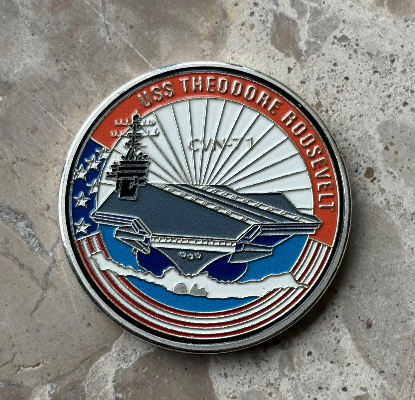 US Navy battleship USS Theodore Roosevelt coin, Ophalen of Verzenden, Marine, Amerika, Embleem of Badge