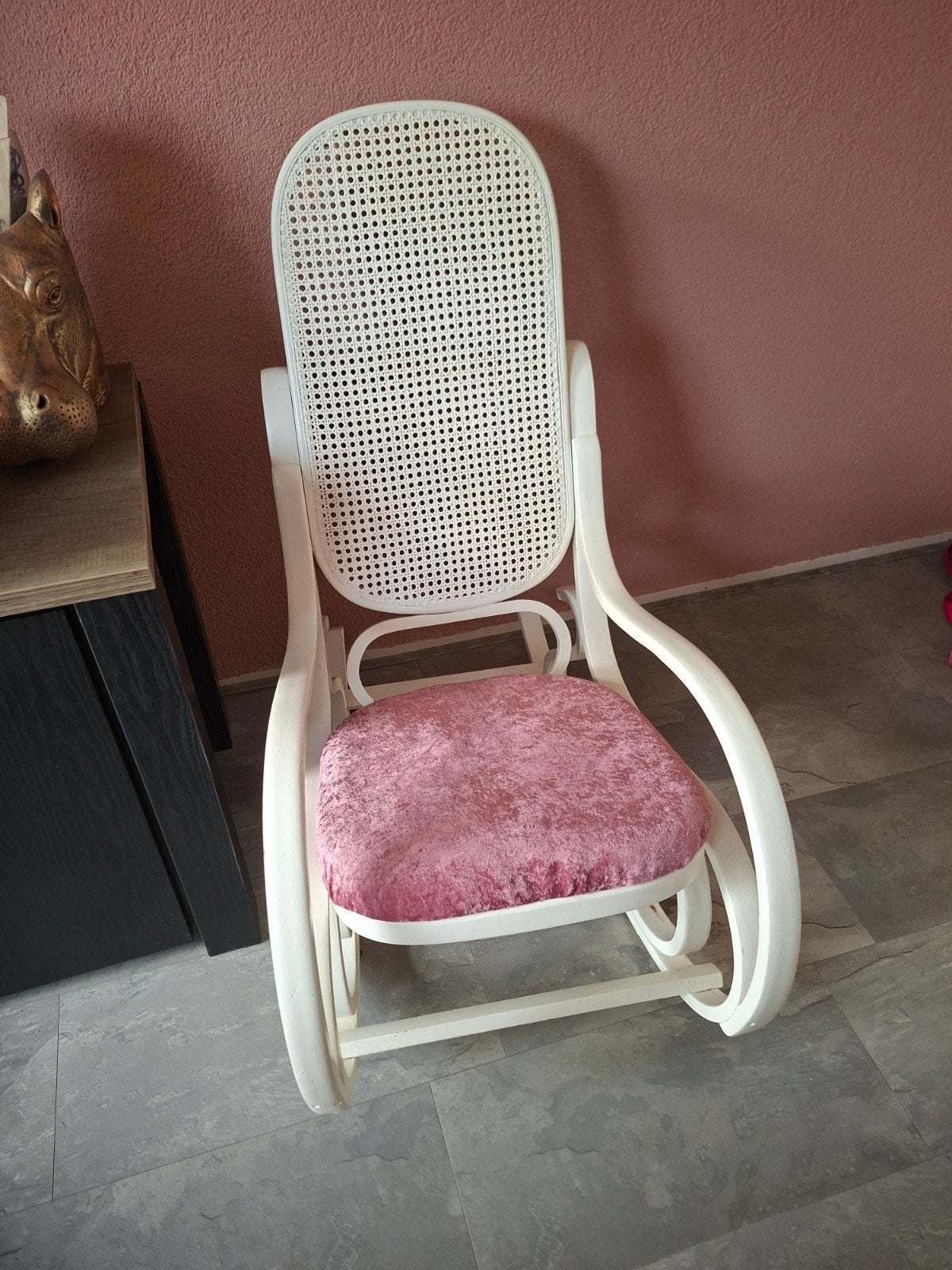 Vintage Schommelstoel met Rotan Rugleuning en Roze Kussen, Hout, Gebruikt, Wit, Vintage, Klassiek