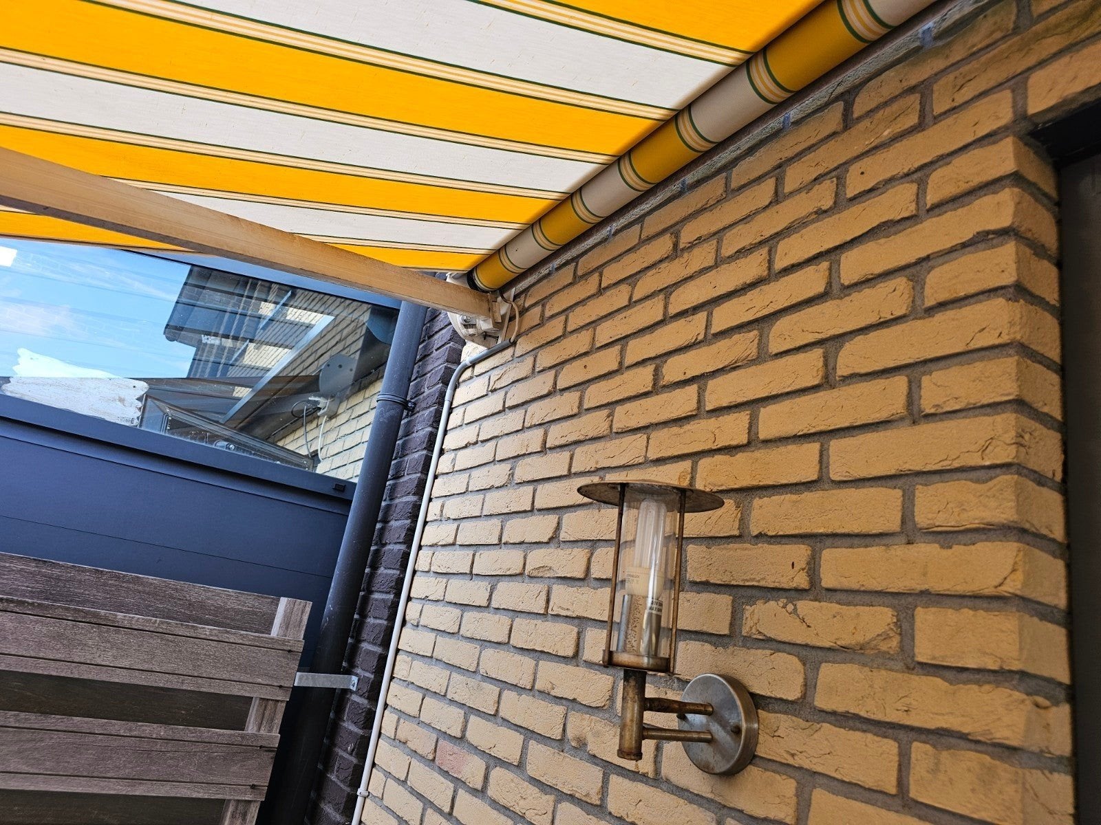 Zonnescherm knikarm geel/wit gestreept, 300 cm of meer, Ophalen, 450 cm of meer, Elektrisch