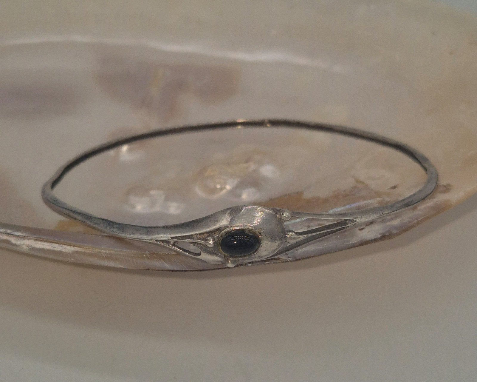 Mooie vintage zilveren bangle met onyx, Gebruikt, Verzenden, Met edelsteen, Zilver