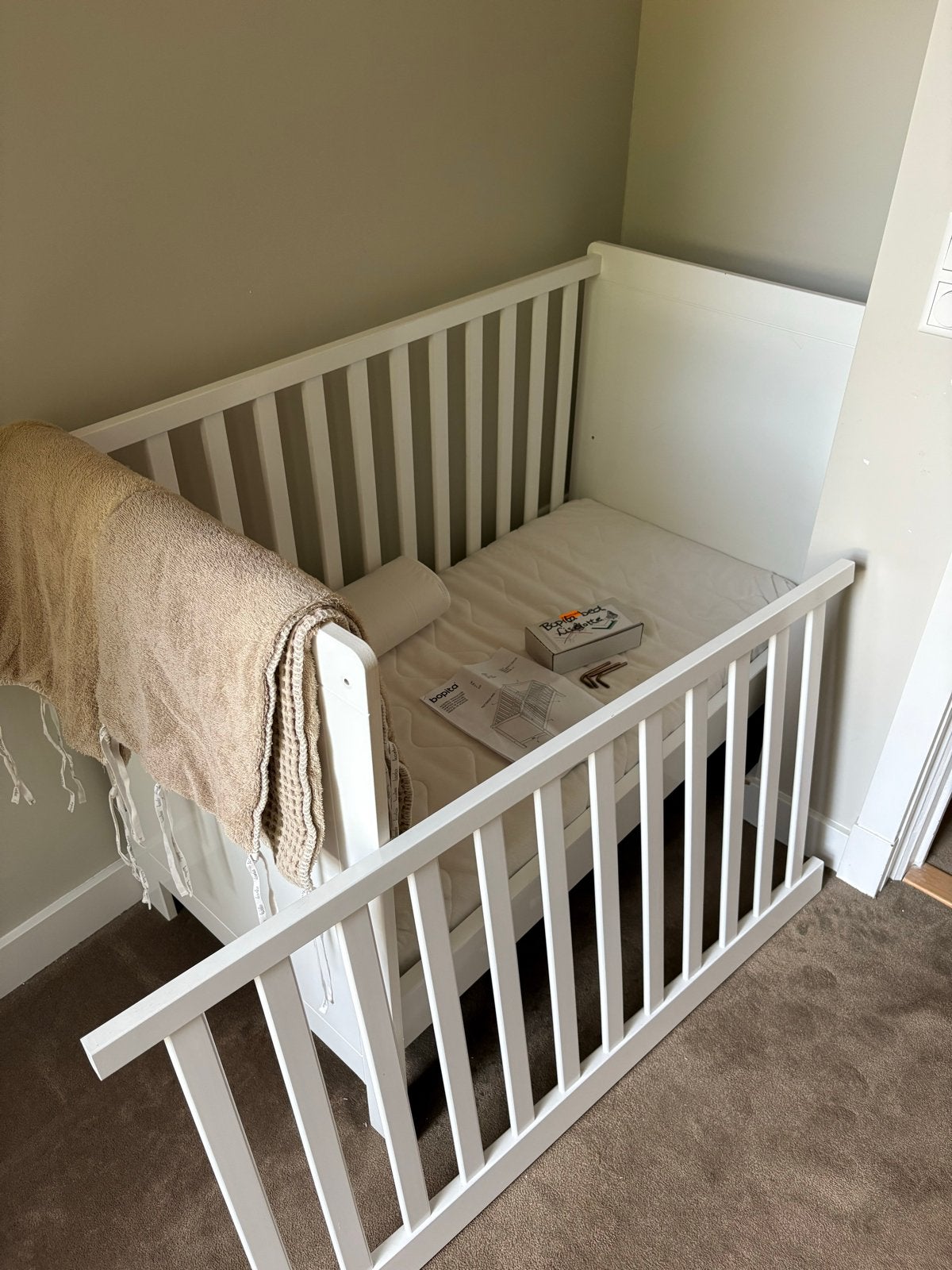 Bopita ledikant met Aerosleep matras en Koeka bedbumpers, Kinderen en Baby's, Ophalen, Gebruikt, 70 tot 85 cm, 140 tot 160 cm