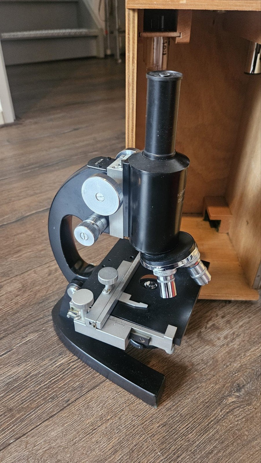 Vintage Biologische Microscoop met Houten Kist, Ophalen of Verzenden, Zo goed als nieuw, 400x tot 1000x, Biologische microscoop