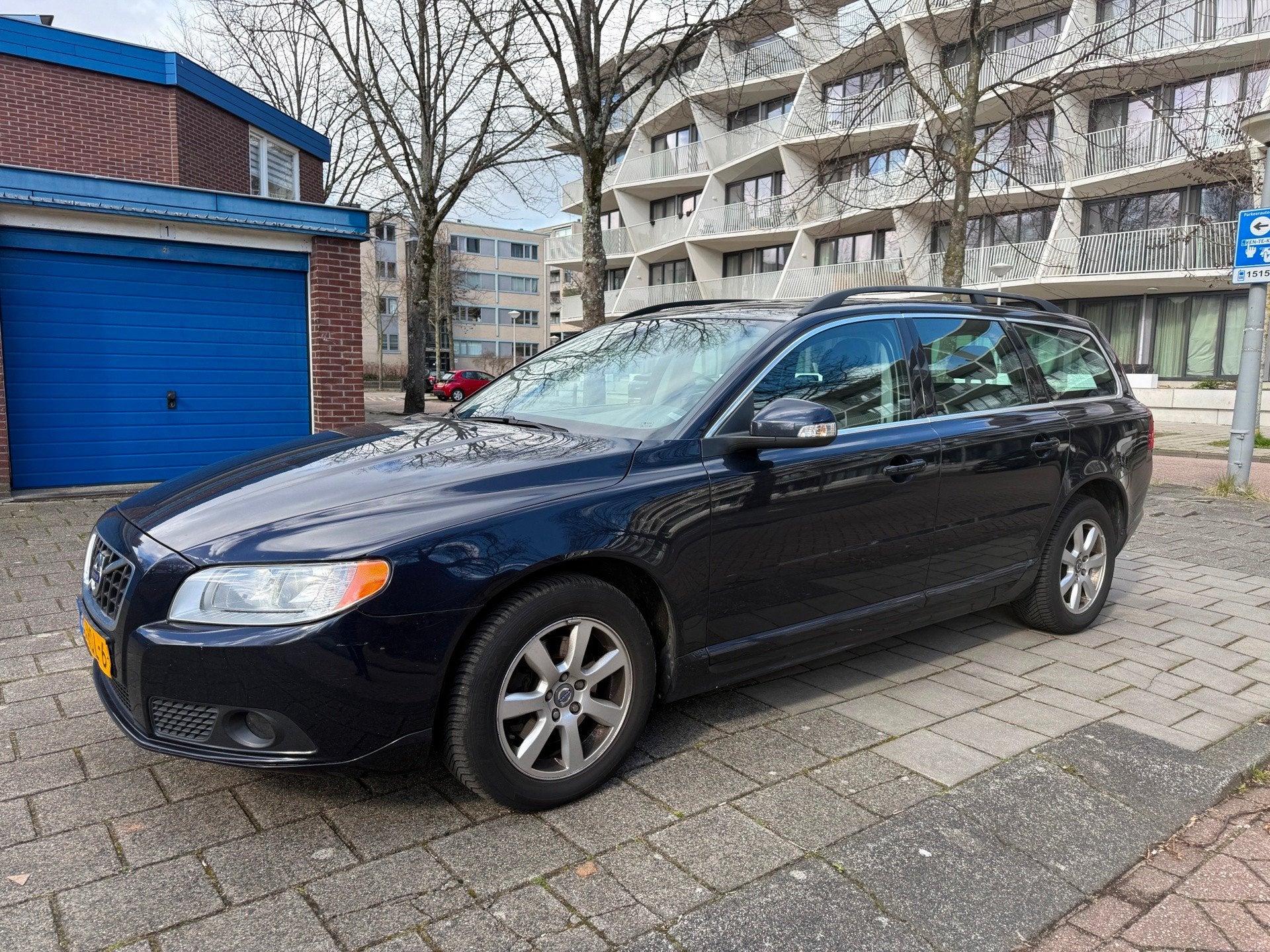 Volvo V70 1.6 T4 Kinetic Automaat Cruise Airco NW APK, Auto's, Gebruikt, 4 cilinders, Blauw, Grijs