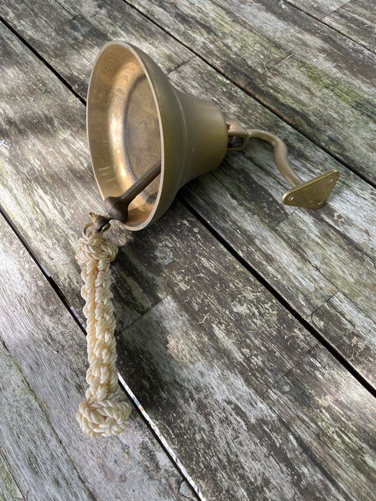 Antieke scheepsbel van messing met touw, Ophalen