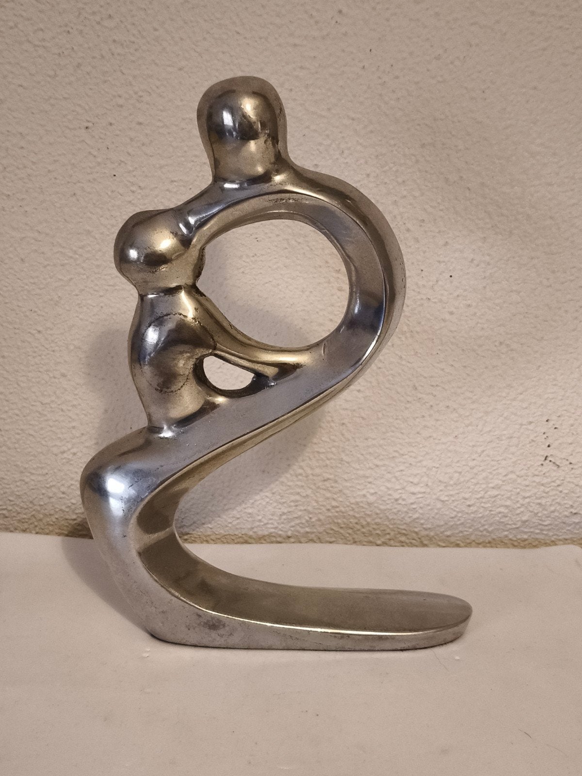 Abstracte sculptuur van aluminium, 'Omhelzing', Antiek en Kunst, Zilver, Ophalen of Verzenden, 20 - 50 cm, Beeld