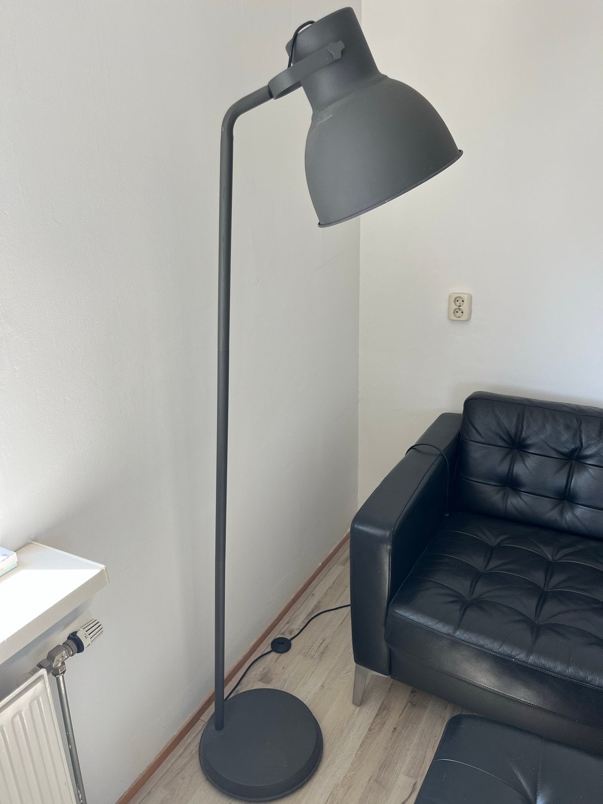 Grijze IKEA staande lamp, Ophalen of Verzenden, Zo goed als nieuw, Metaal, 150 tot 200 cm