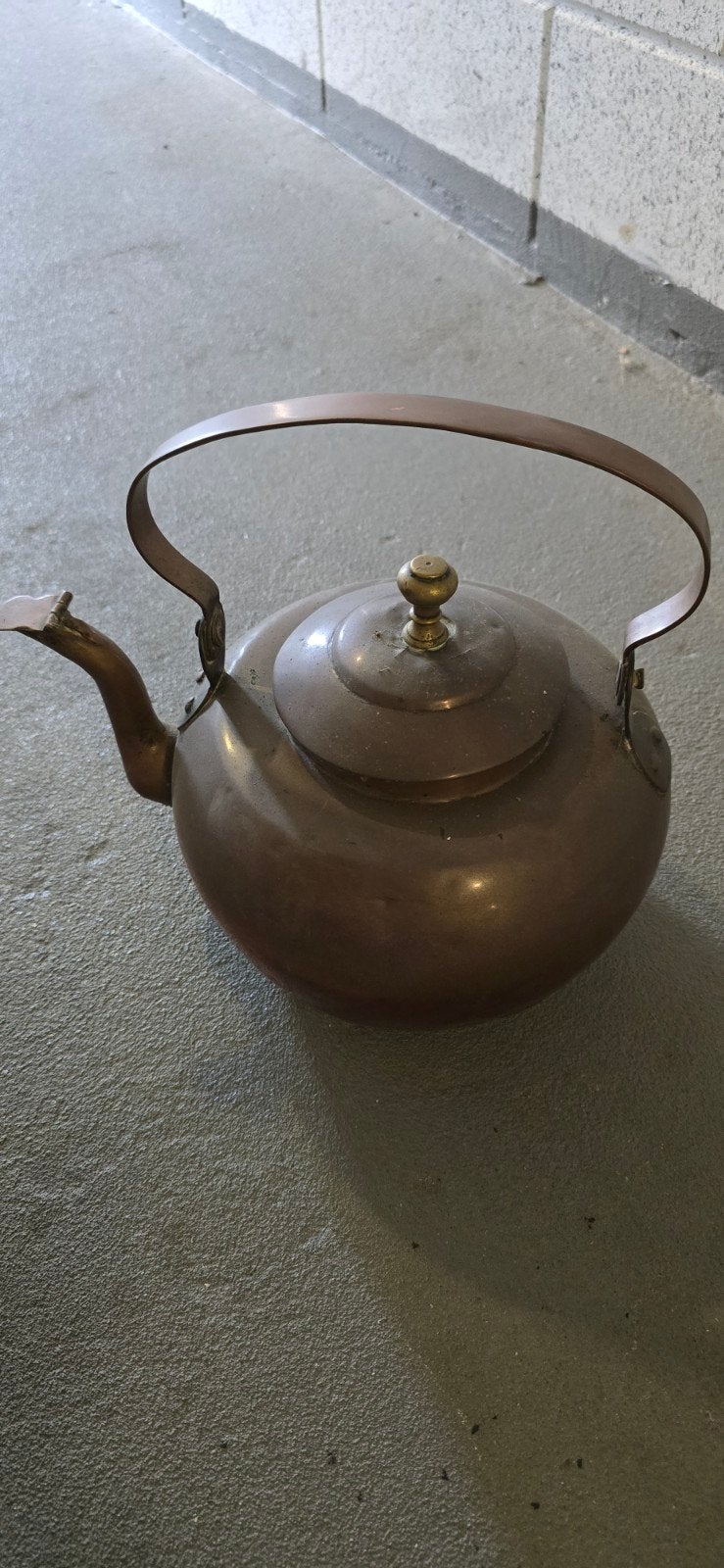 koperen theepot 29cm hoog 32 breed met tuit, Antiek en Kunst, Ophalen of Verzenden, Koper