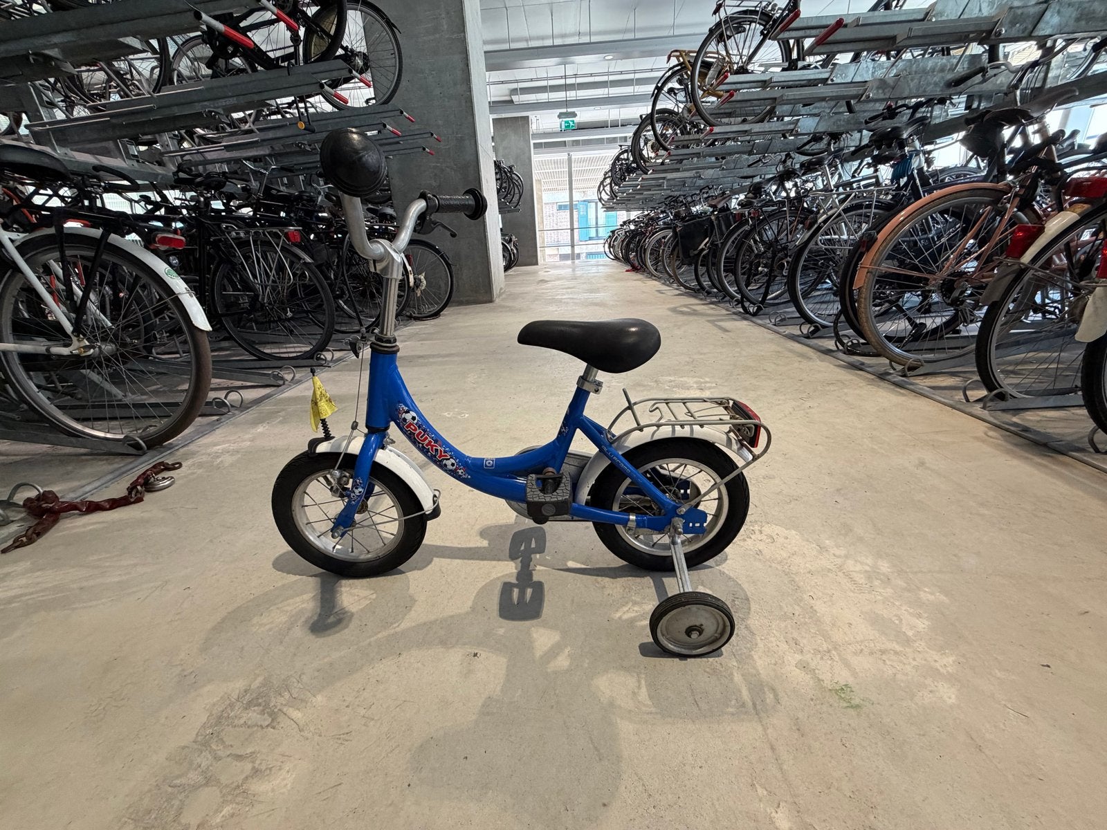 Puky kinderfiets blauw met zijwieltjes, Fietsen en Brommers, Fietsen | Kinderfietsjes, Ophalen, Zijwieltjes, Gebruikt, Velgrem