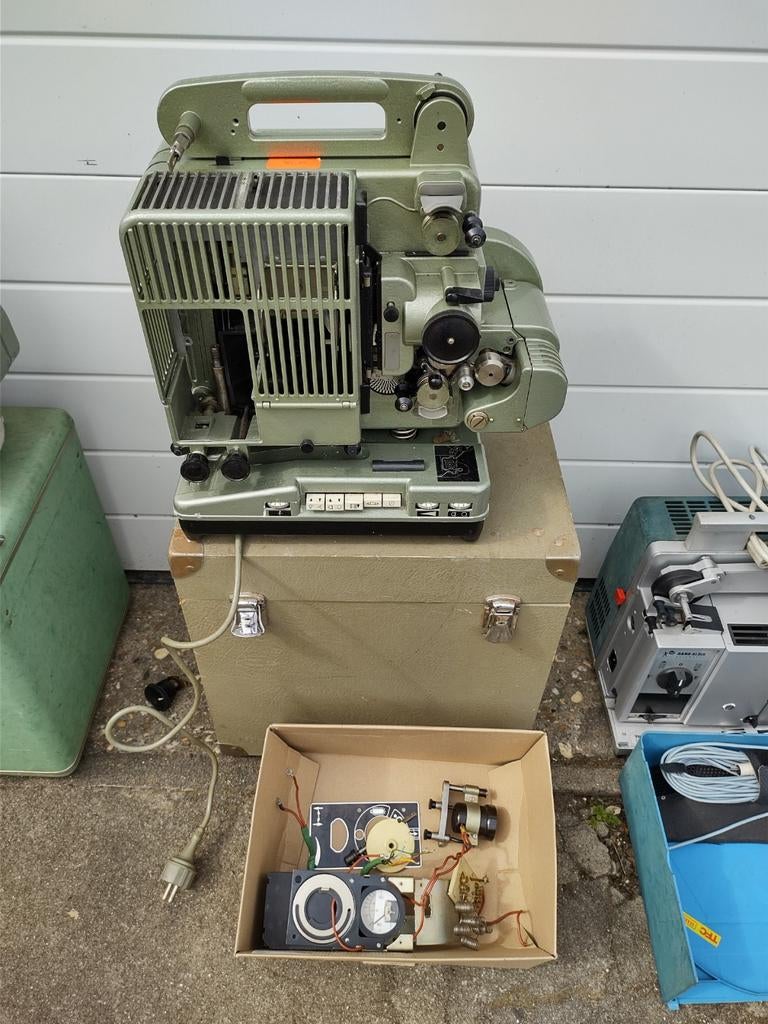 16 mm filmprojectoren voor reparatie of onderdelen, Ophalen, Nvt, tweedehands artikel, Divers, Niet werkend