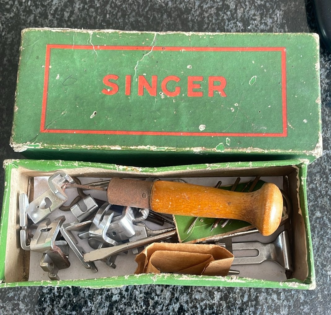 Singer knoopsgatset in originele groene doos, Ophalen of Verzenden