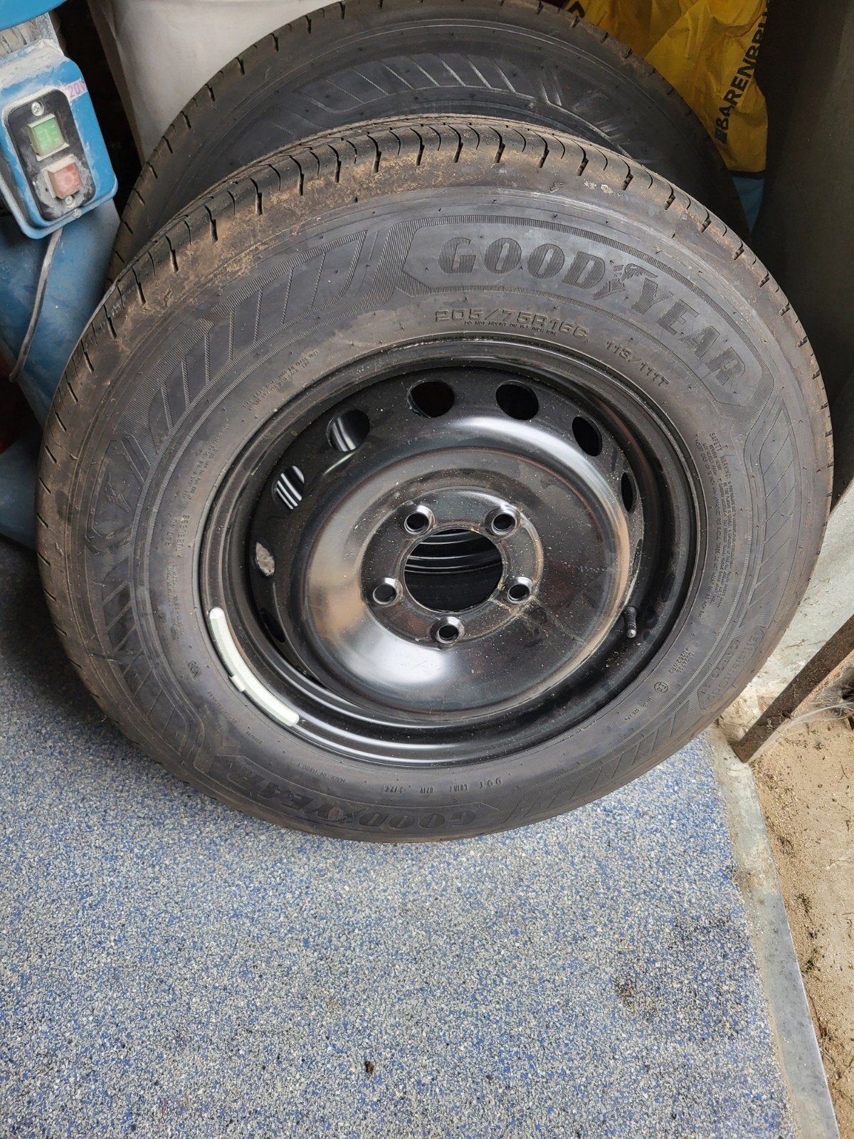 4x Goodyear banden + zwarte velgen
205/75R16C Renault Master, Ophalen