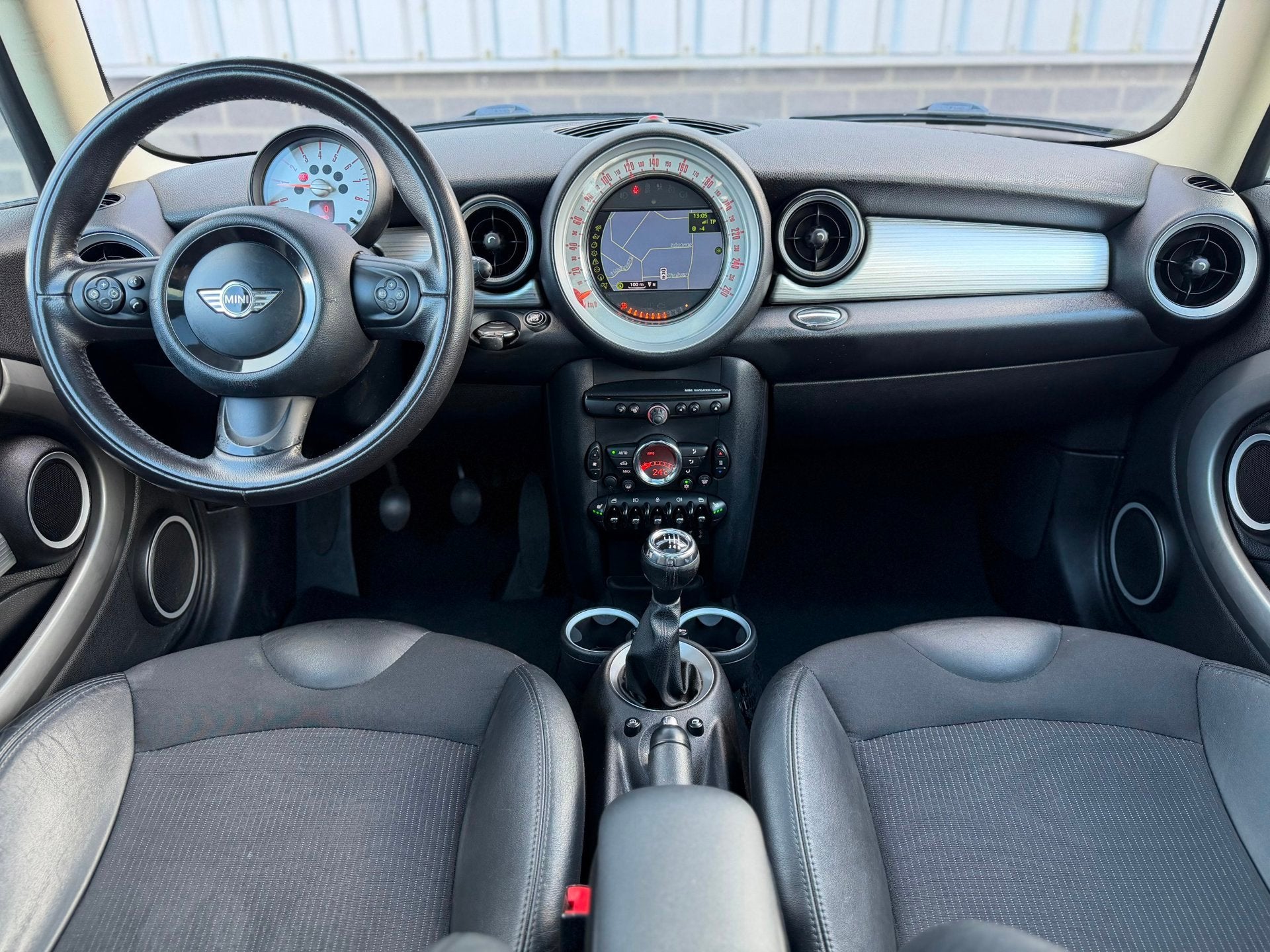 Mini Mini 1.6 Cooper Salt |Navi|Pano|Xenon|PDC|Leder|, Voorwielaandrijving, Euro 5, Parkeersensor, Zwart