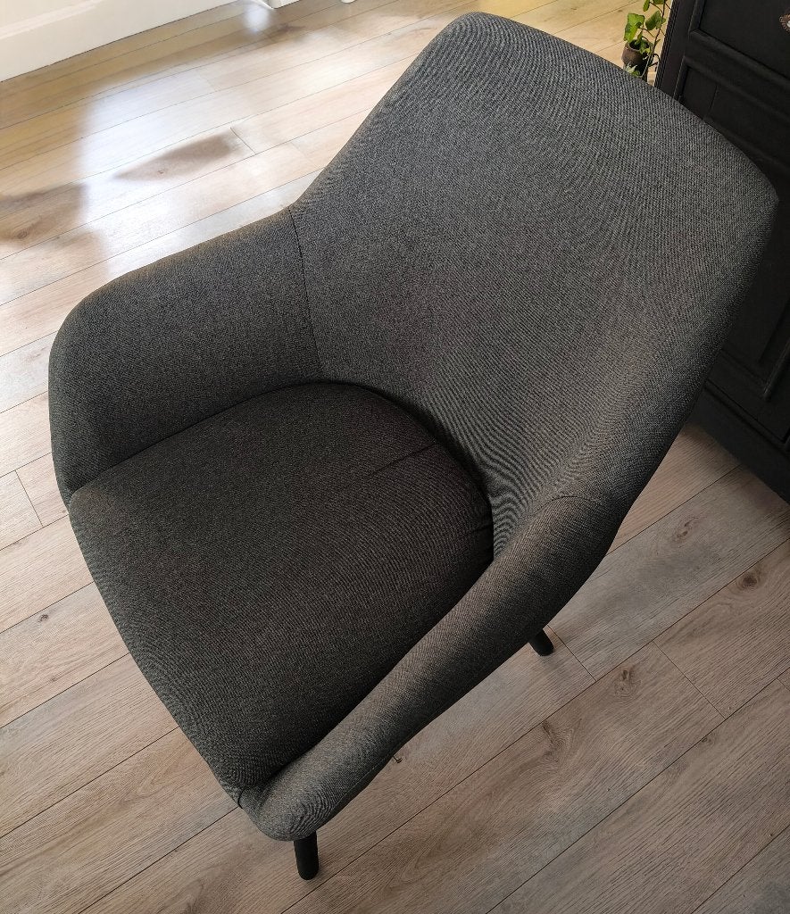 Moderne grijze fauteuil met zwarte poten, Huis en Inrichting, Fauteuils, Ophalen, Minder dan 75 cm, Zo goed als nieuw, Stof