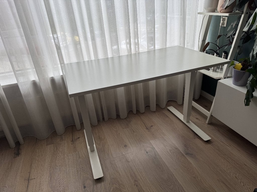 Trotten Ikea Zit/Sta Bureau, Huis en Inrichting, Bureaus, Gebruikt, Zit-sta bureau, IKEA, Modern, Spaanplaat of MDF, Wit, In hoogte verstelbaar