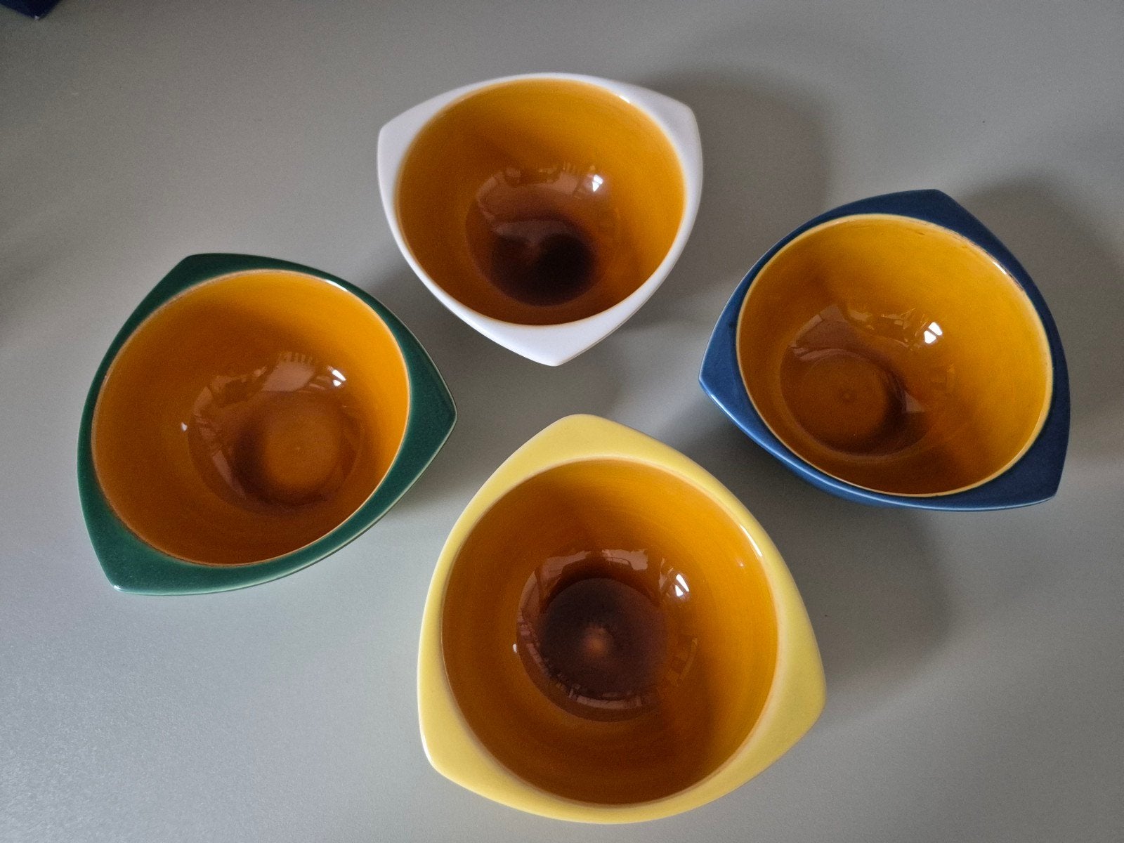4 Soepkommen 'Tulp' of 'Hoed',  potterie de Driehoek Huizen., Ophalen of Verzenden