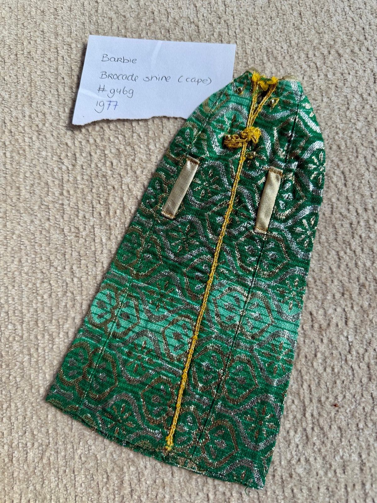 Vintage barbie kleding Brocade shine cape #9469, Ophalen of Verzenden, Gebruikt, Kleertjes