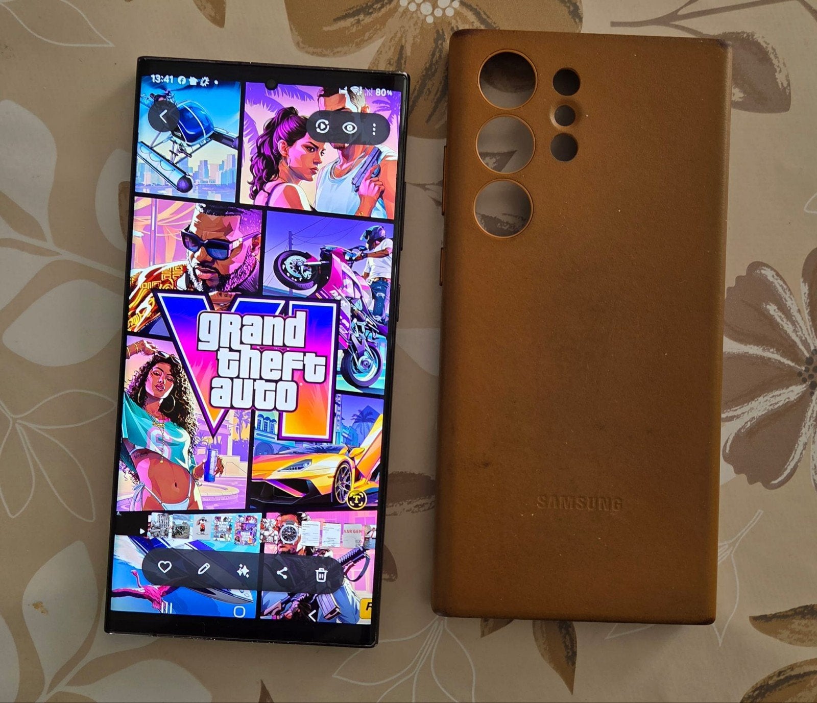 Samsung Galaxy S23 Ultra met hoesje en oplader