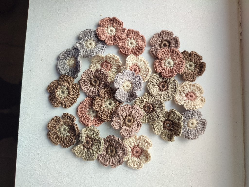 24 gehaakte bloemetjes in div. kleuren verkrijgbaar  3,5 cm, Ophalen of Verzenden, Nieuw, Haken, Overige typen