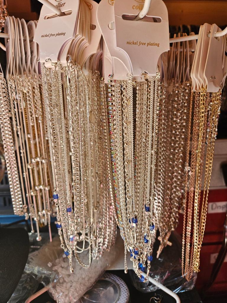 Diverse kettingen - 108 stuks, zilver- en goudkleurig, Sieraden, Tassen en Uiterlijk, Kettingen, Overige materialen, Nieuw, Ophalen of Verzenden