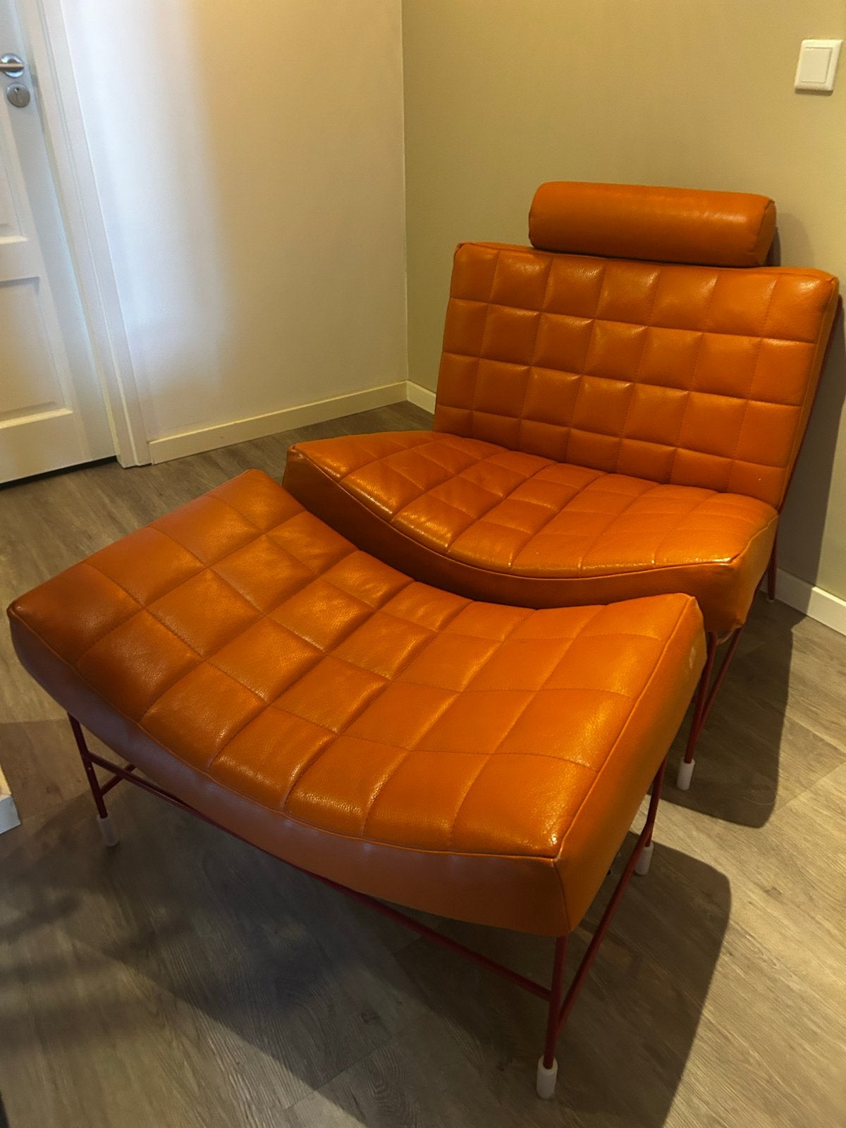 Leolux design fauteuil met voetenbank - Oranje, Huis en Inrichting, Fauteuils, Gebruikt, Leer, 50 tot 75 cm, 75 tot 100 cm, Ophalen