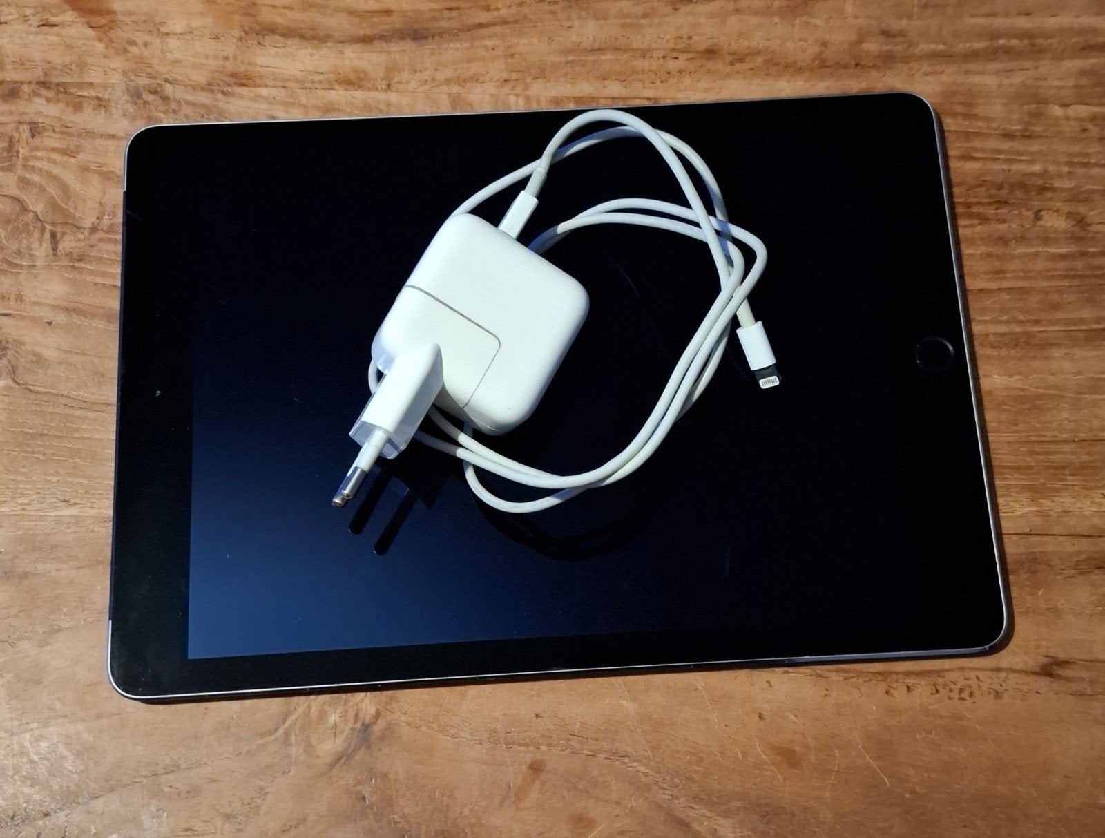 Foto 2 van Apple iPad Air 2 - Werkt, scherm met vlekken