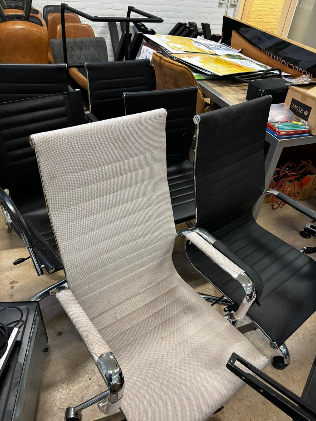 Diverse bureau- en vergaderstoelen, Ophalen