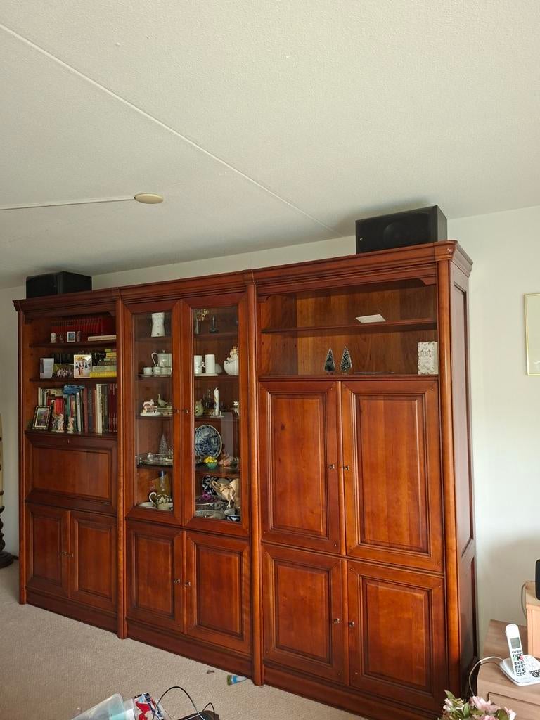 Grote massief houten wandkast met vitrine en bureau, Ophalen of Verzenden, 50 tot 75 cm, Gebruikt, Met deur(en)