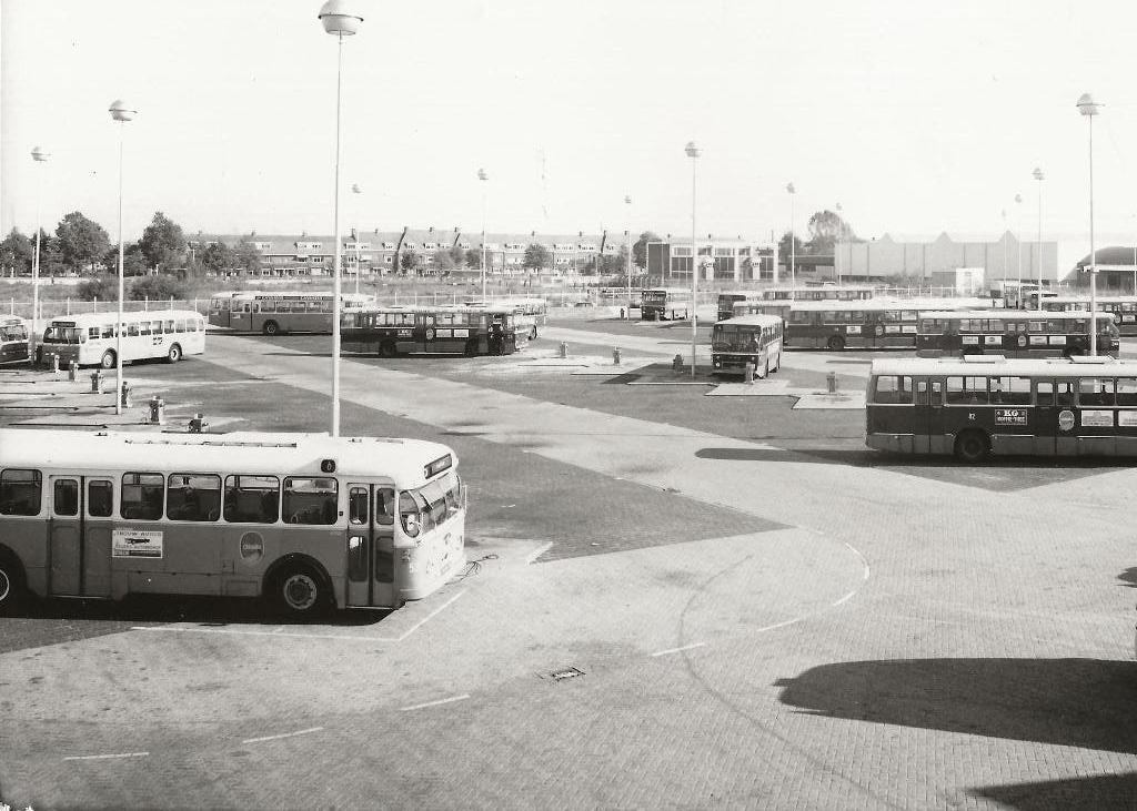 Utrecht Busstation met bussen Recl Willem II Foto, Ophalen of Verzenden, 1940 tot 1960, Ongelopen, Utrecht