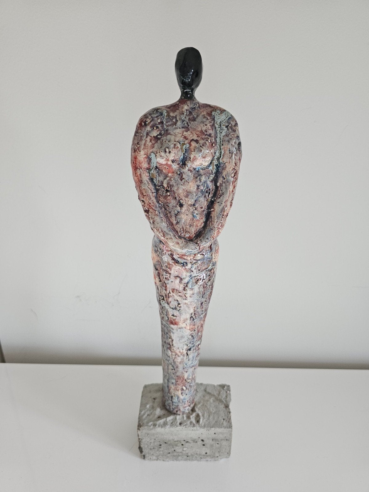 Abstract sculptuur, keramiek, vrouw 42 cm hoog, Antiek en Kunst, Ophalen of Verzenden, 20 - 50 cm, Steen of Keramiek, Beeld