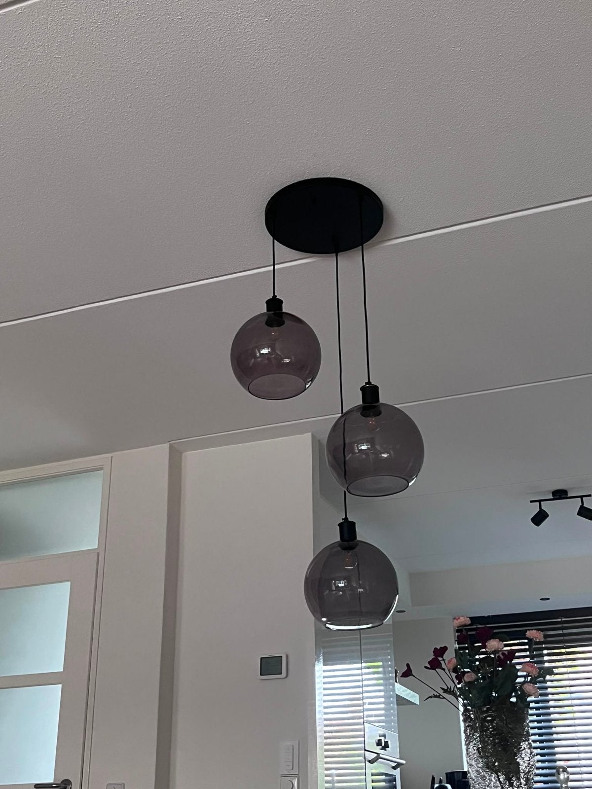 Moderne hanglamp met 3 rookglazen bollen, Ophalen, Zo goed als nieuw, Glas, 75 cm of meer