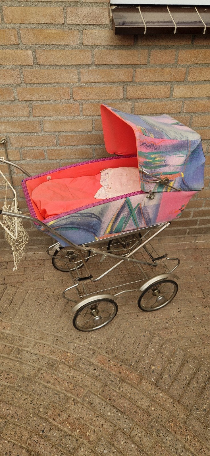 Oude nostalgische poppenwagen met riemvering - Vintage, Kinderen en Baby's, Speelgoed | Poppen, Ophalen of Verzenden, Gebruikt