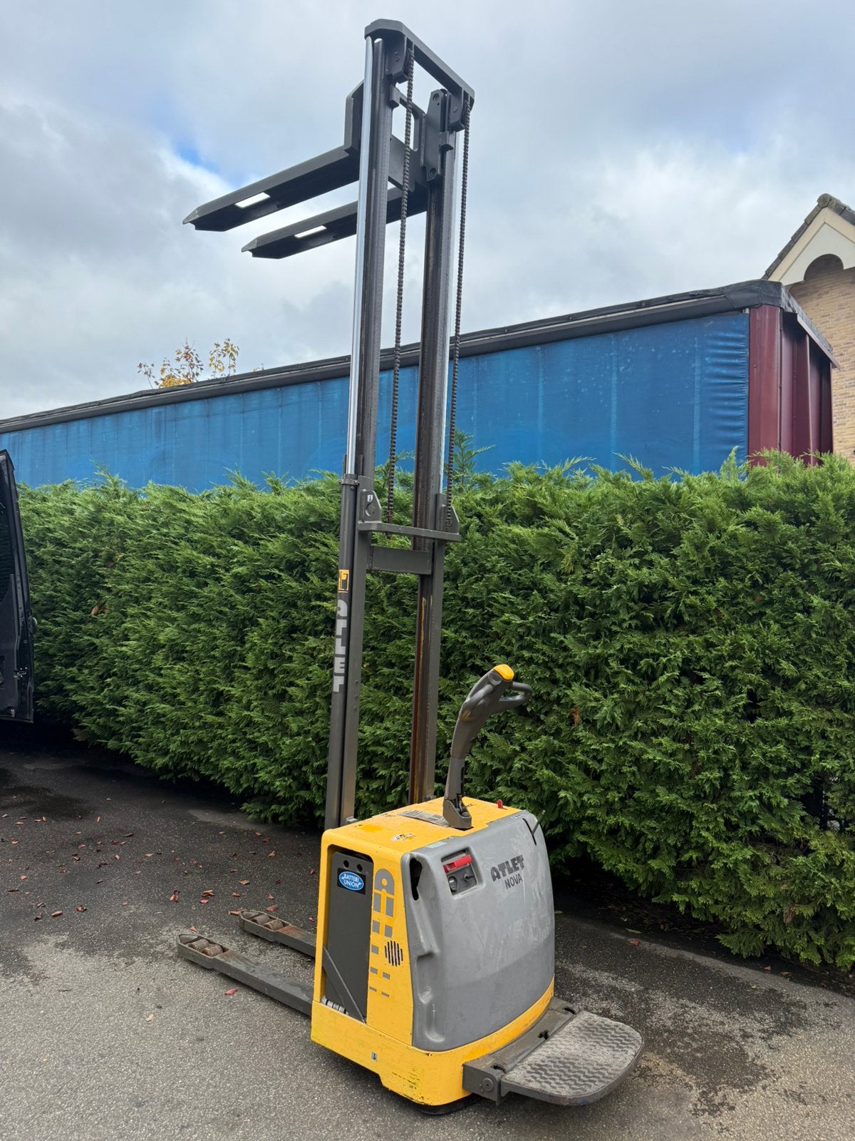 Werktafel, lift of als stapelaar , heftruck te gebruiken, Ophalen, Zo goed als nieuw
