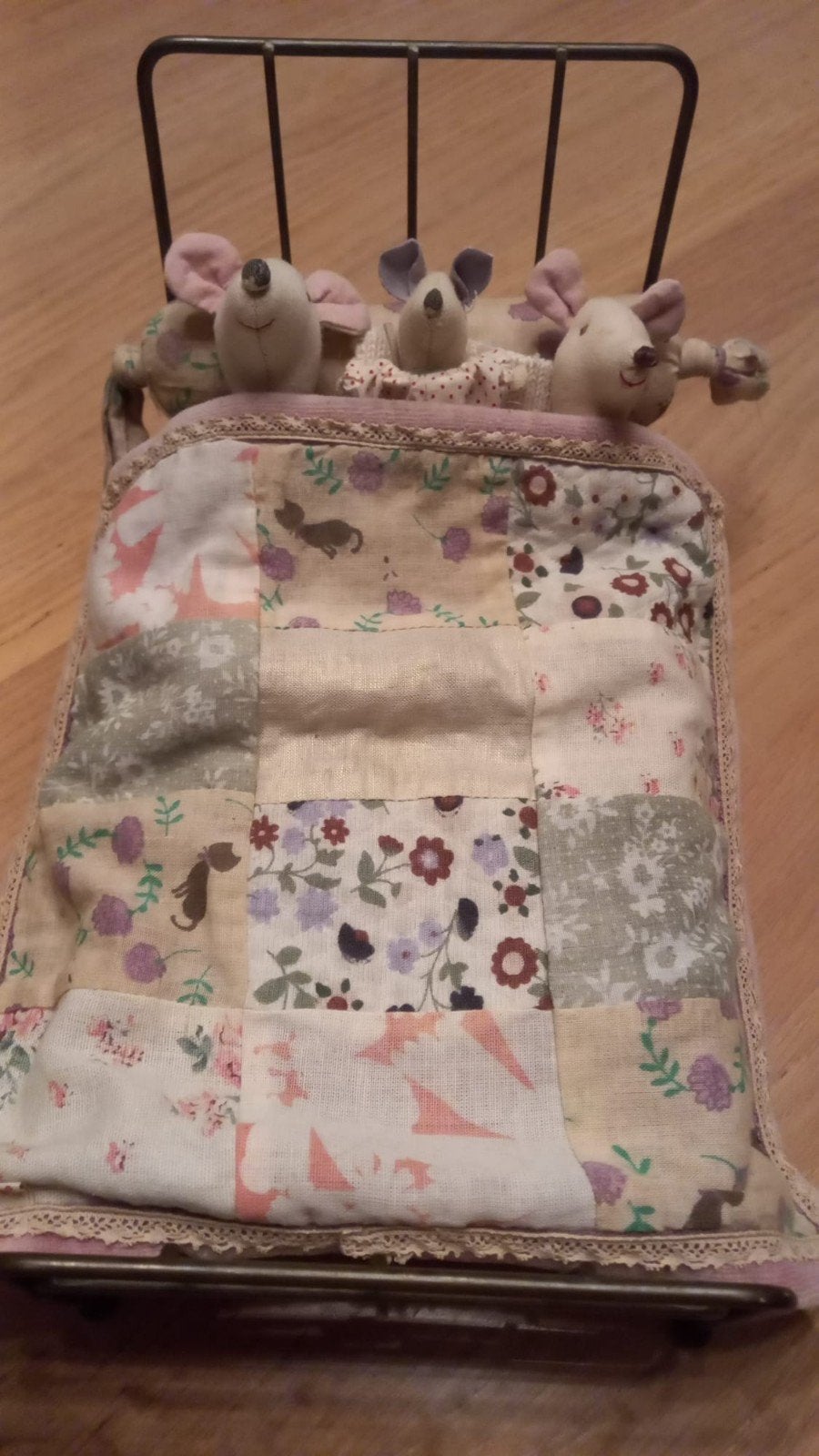 Prachtig poppenbedje met drie schattige muizen, Ophalen