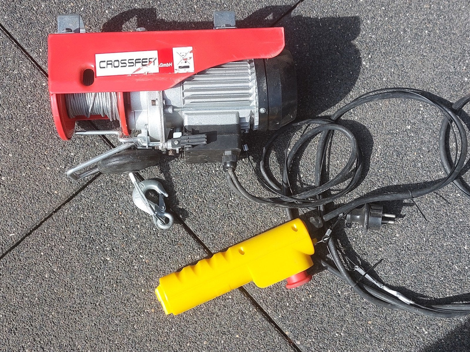 Elektrische lier 100 kg - CROSSFER, Doe-het-zelf en Verbouw, Lieren en Takels, Ophalen, Gebruikt, Elektrisch