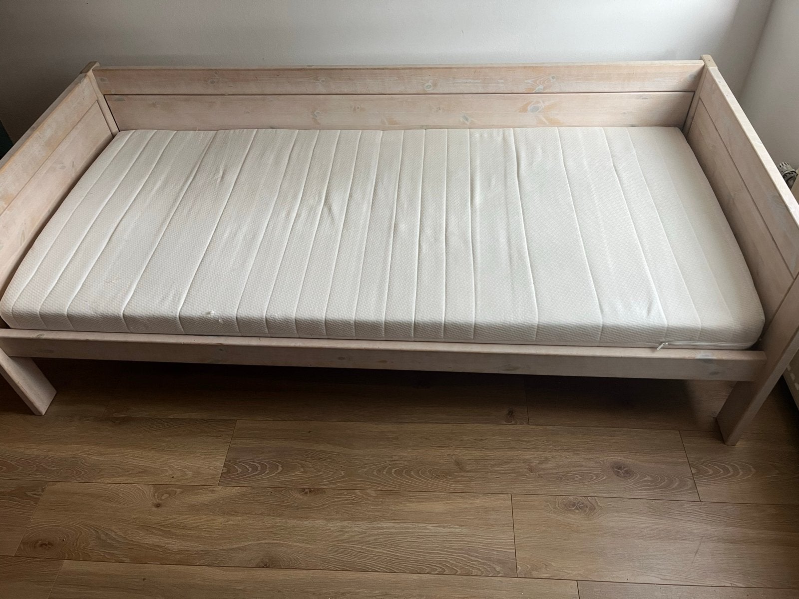 Lifetime bed whitewash 206x102 cm met matras (logeerbed), Huis en Inrichting, Eenpersoons, Wit, Ophalen of Verzenden, Zo goed als nieuw