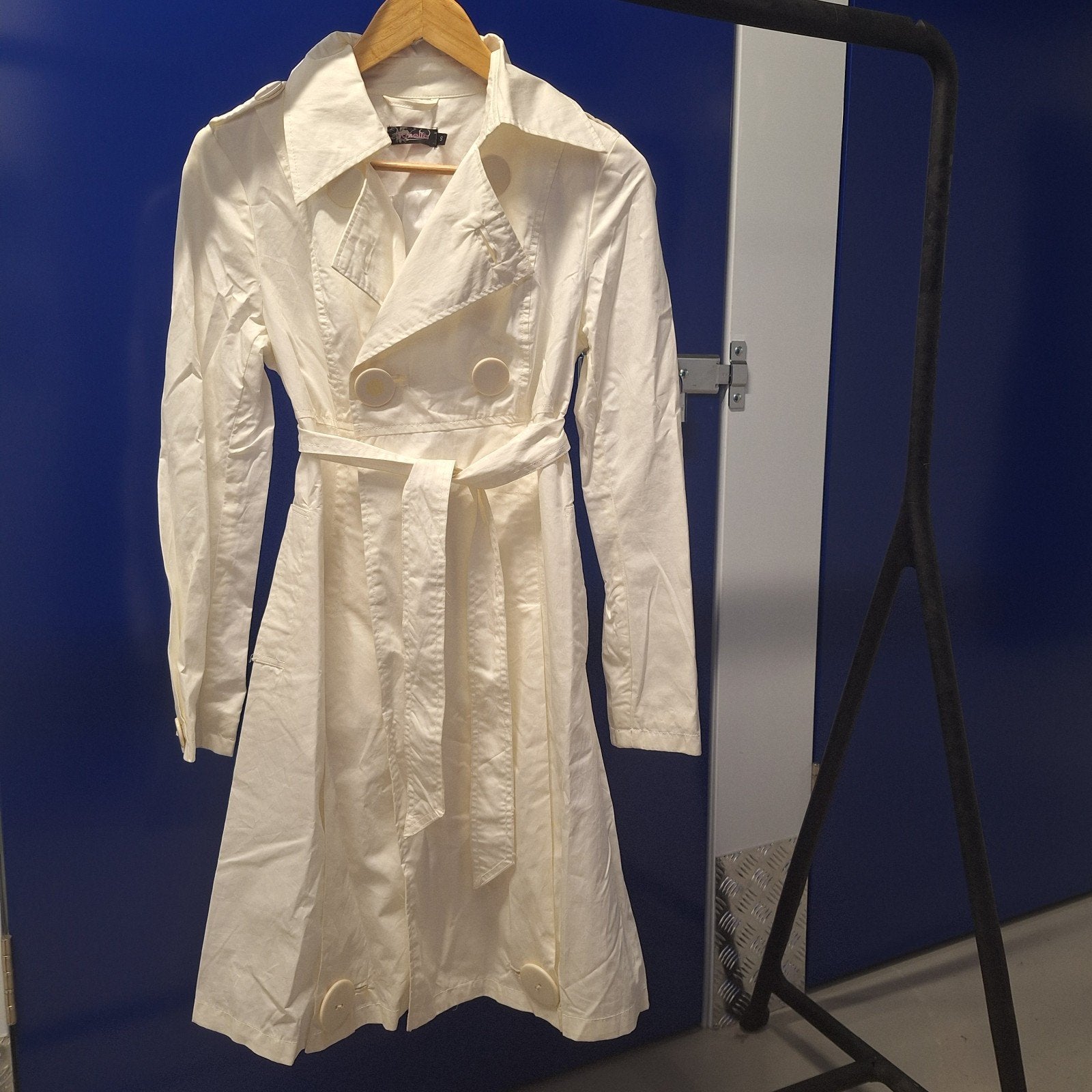 Witte retro sixties trenchcoat maat S, Ophalen of Verzenden, Zo goed als nieuw, Wit
