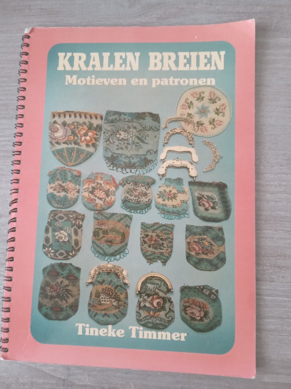 Kralen Breien: Motieven en Patronen - Tineke Timmer, Hobby en Vrije tijd, Ophalen of Verzenden, Breien, Patroon of Boek