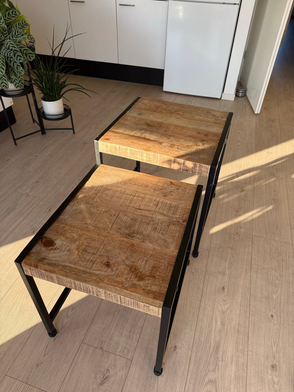 Set van 2 industriële bijzettafels - Mangohout en metaal, Minder dan 55 cm, Gebruikt, Vierkant, Hout