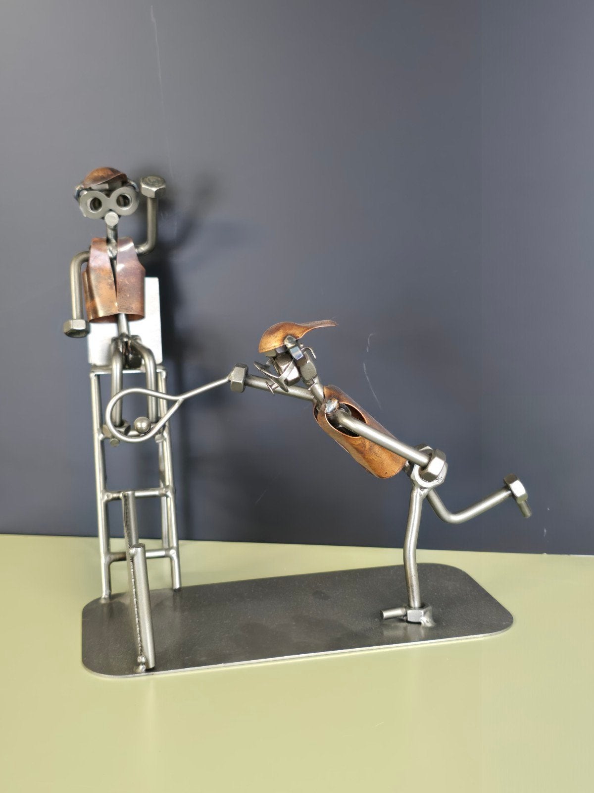 Unieke metalen sculptuur: Tennisspelers, Groep mensen, Ophalen of Verzenden, 20 - 50 cm, Beeld