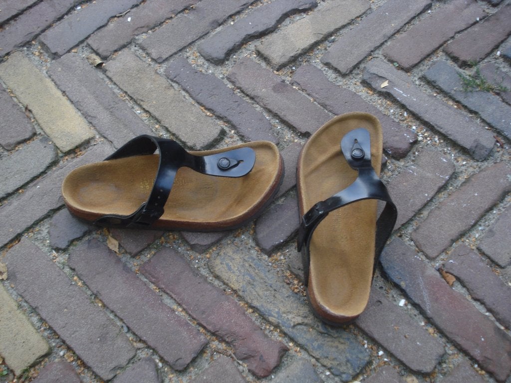 BIRKENSTOCK GIZEH ZWART LAK 39 NU GRATIS VERZENDING PER POST, Kleding | Dames, Schoenen, Slippers, Zwart, Ophalen of Verzenden