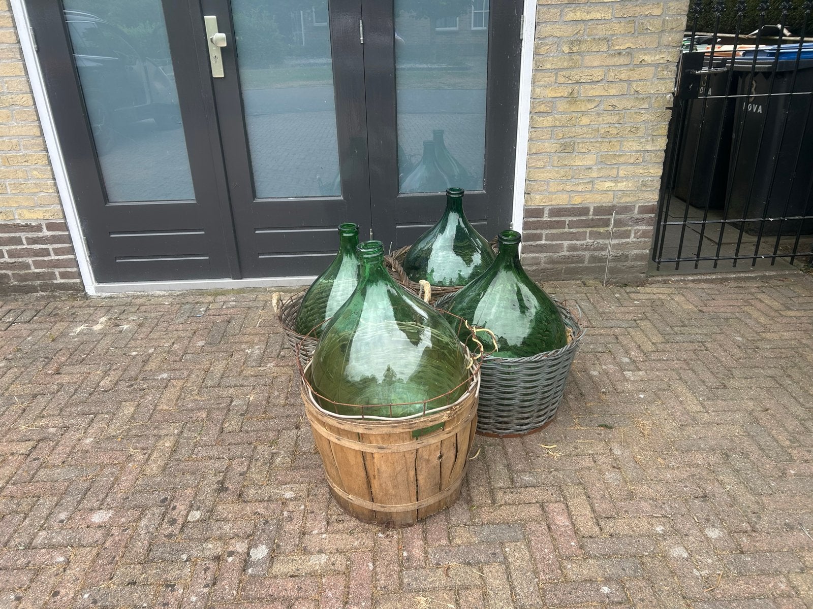 2 oude wijnflessen, Ophalen
