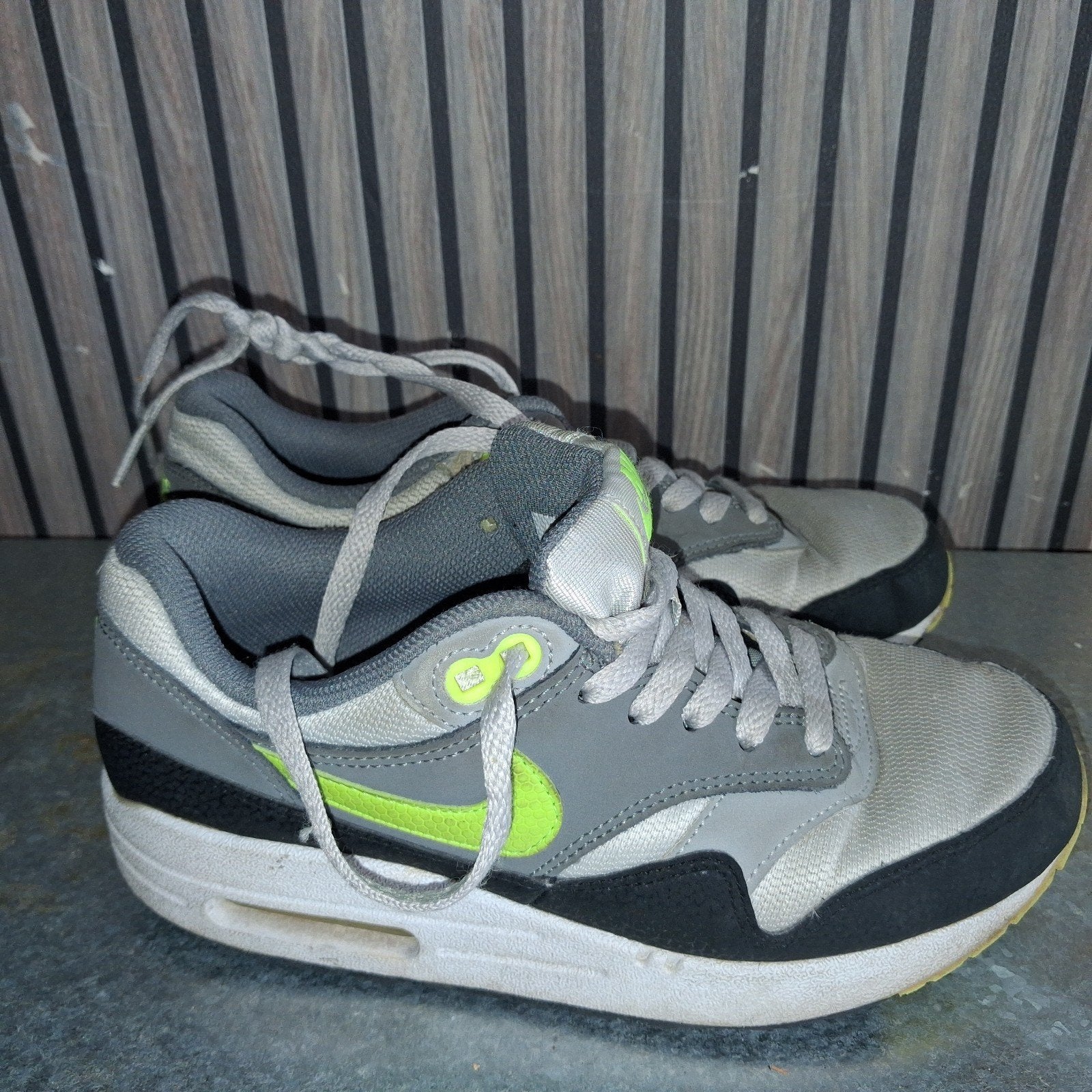 Nike Air Max sneakers maat 35.5, Kleding | Dames, Schoenen, Ophalen, Nike, Sneakers of Gympen, Grijs
