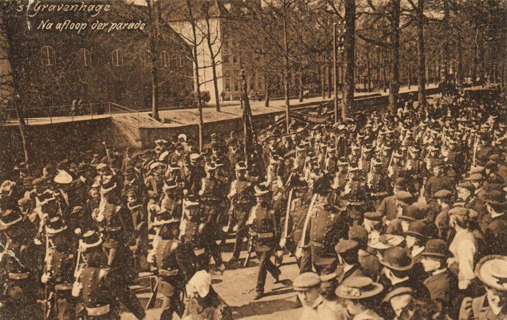 s Gravenhage, Na afloop der parade - B-keus - 1913 gelopen, Ophalen of Verzenden, Voor 1920, Gelopen, Zuid-Holland