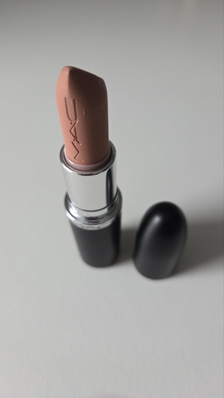MAC Cosmetics lipstick Acting Natural, Ophalen of Verzenden, Zo goed als nieuw, Lippen, Make-up