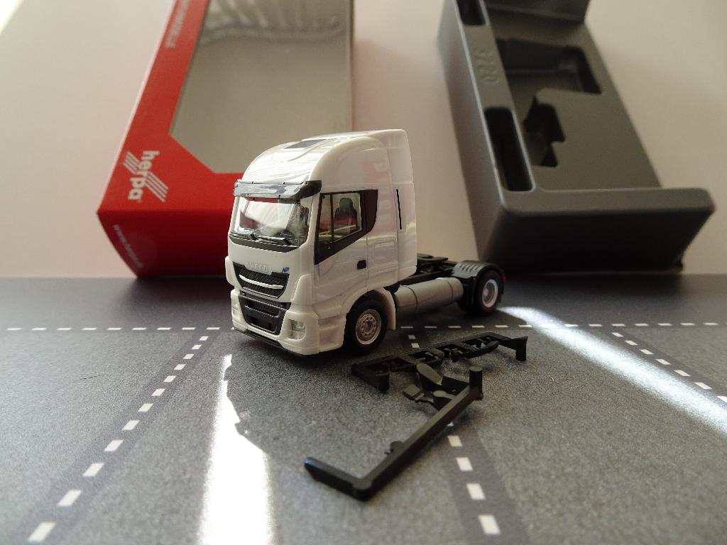 711 herpa 312226 iveco stralis np 2-as trekker wit 1:87 truc, Ophalen of Verzenden, Nieuw, Bus of Vrachtwagen, Herpa